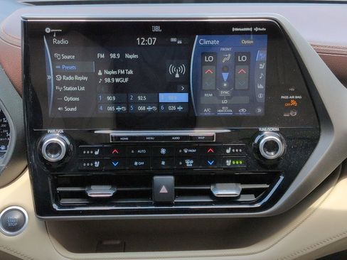 Used 2020 Toyota Highlander Limited FWD image 18