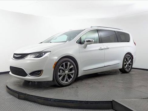 Used 2017 Chrysler Pacifica Limited w/ Tire & Wheel Group FWD image 2