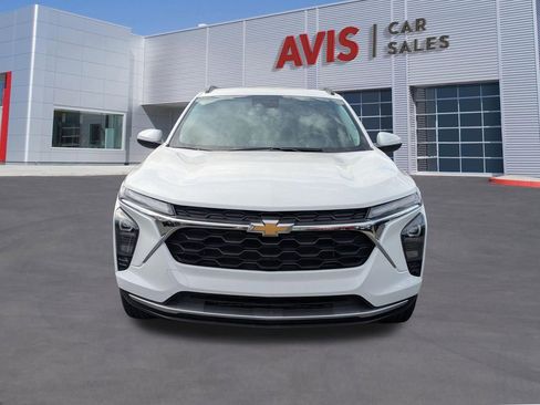Used 2025 Chevrolet Trax LT w/ LT Convenience Package FWD image 2