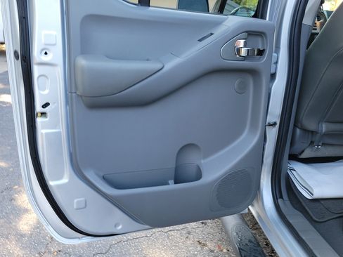 Used 2019 Nissan Frontier SL RWD image 9