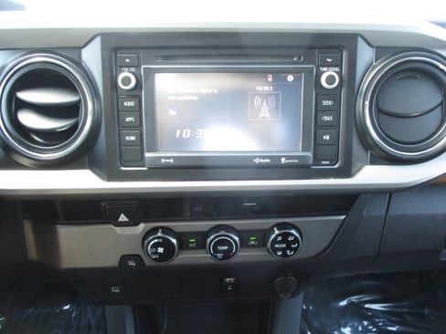 Used 2017 Toyota Tacoma SR5 RWD image 18