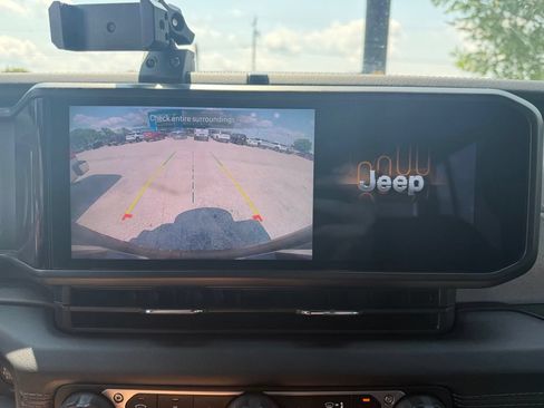 Used 2024 Jeep Wrangler Unlimited Sahara AWD/4WD image 10