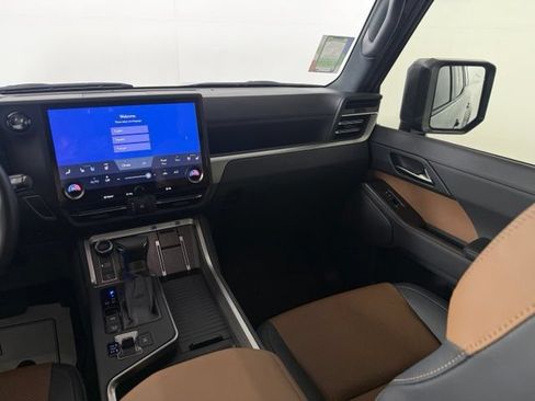 Used 2025 Lexus GX 550 w/ Accessory Package (2T) AWD/4WD image 22