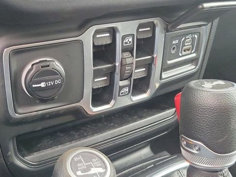 Used 2025 Jeep Wrangler Unlimited Sahara AWD/4WD image 17