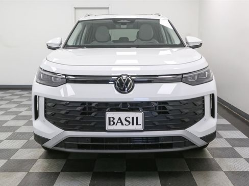 New 2025 Volkswagen Tiguan SE image 3