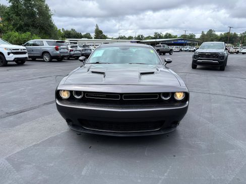Used 2019 Dodge Challenger SXT RWD image 3