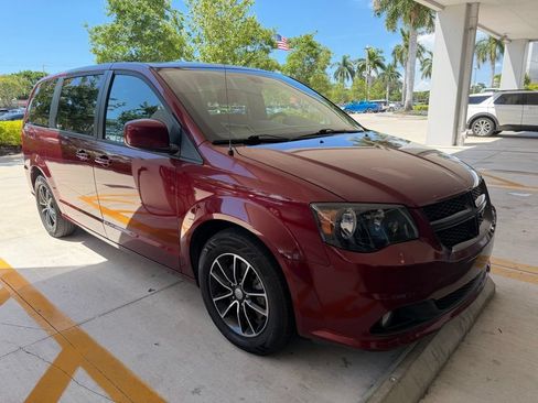 Used 2019 Dodge Grand Caravan SE FWD image 3