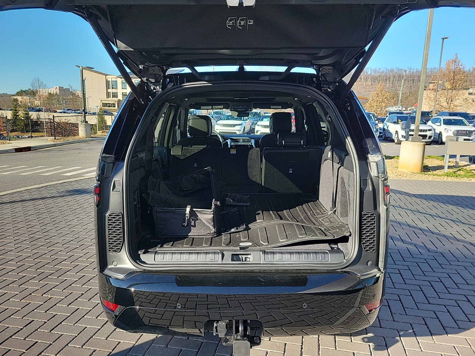Used 2025 Land Rover Discovery Dynamic SE AWD/4WD image 7