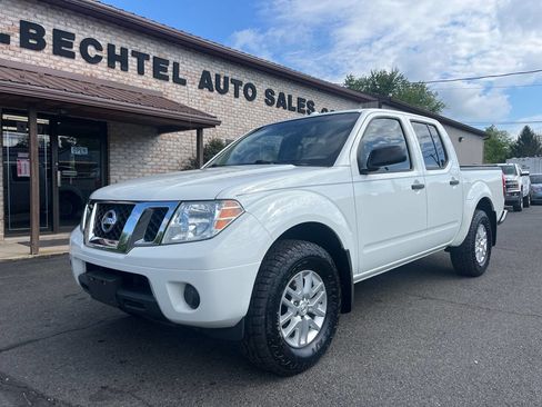 Used 2015 Nissan Frontier SV AWD/4WD image 2