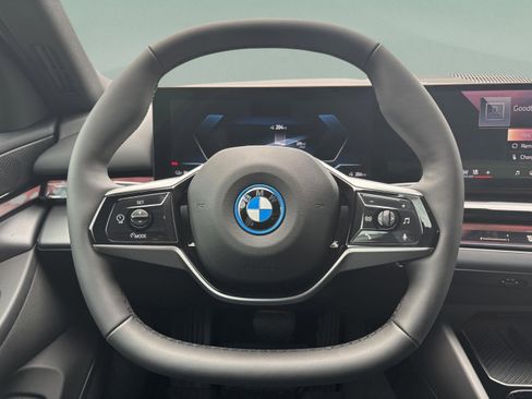 Used 2025 BMW i5 eDrive40i w/ Premium Package image 9