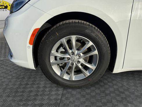 New 2026 Chrysler Pacifica Select image 14