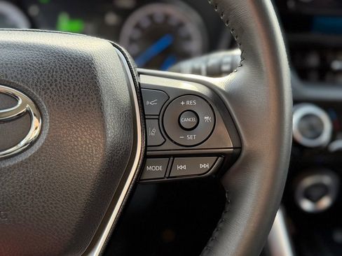 Used 2023 Toyota Venza LE image 13