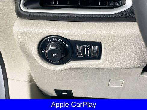 Used 2024 Chrysler Pacifica Touring-L image 12