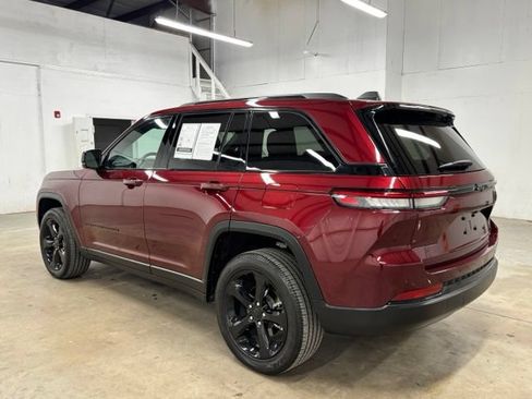 Used 2025 Jeep Grand Cherokee Altitude RWD image 5