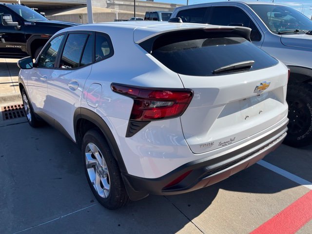 Used 2025 Chevrolet Trax LS w/ LS Convenience Package FWD image 3