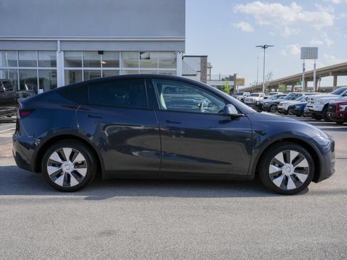 Used 2024 Tesla Model Y Long Range AWD/4WD image 4