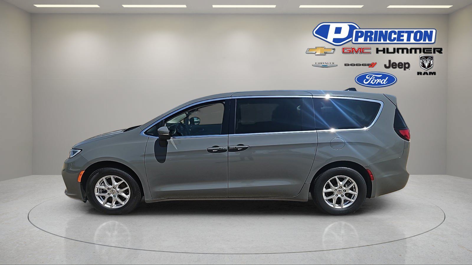 Used 2023 Chrysler Pacifica Touring-L FWD image 4