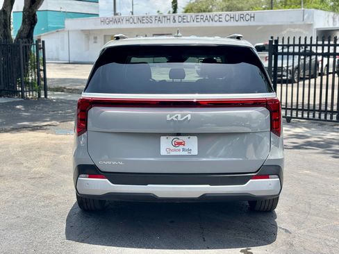 Used 2025 Kia Carnival EX FWD image 5