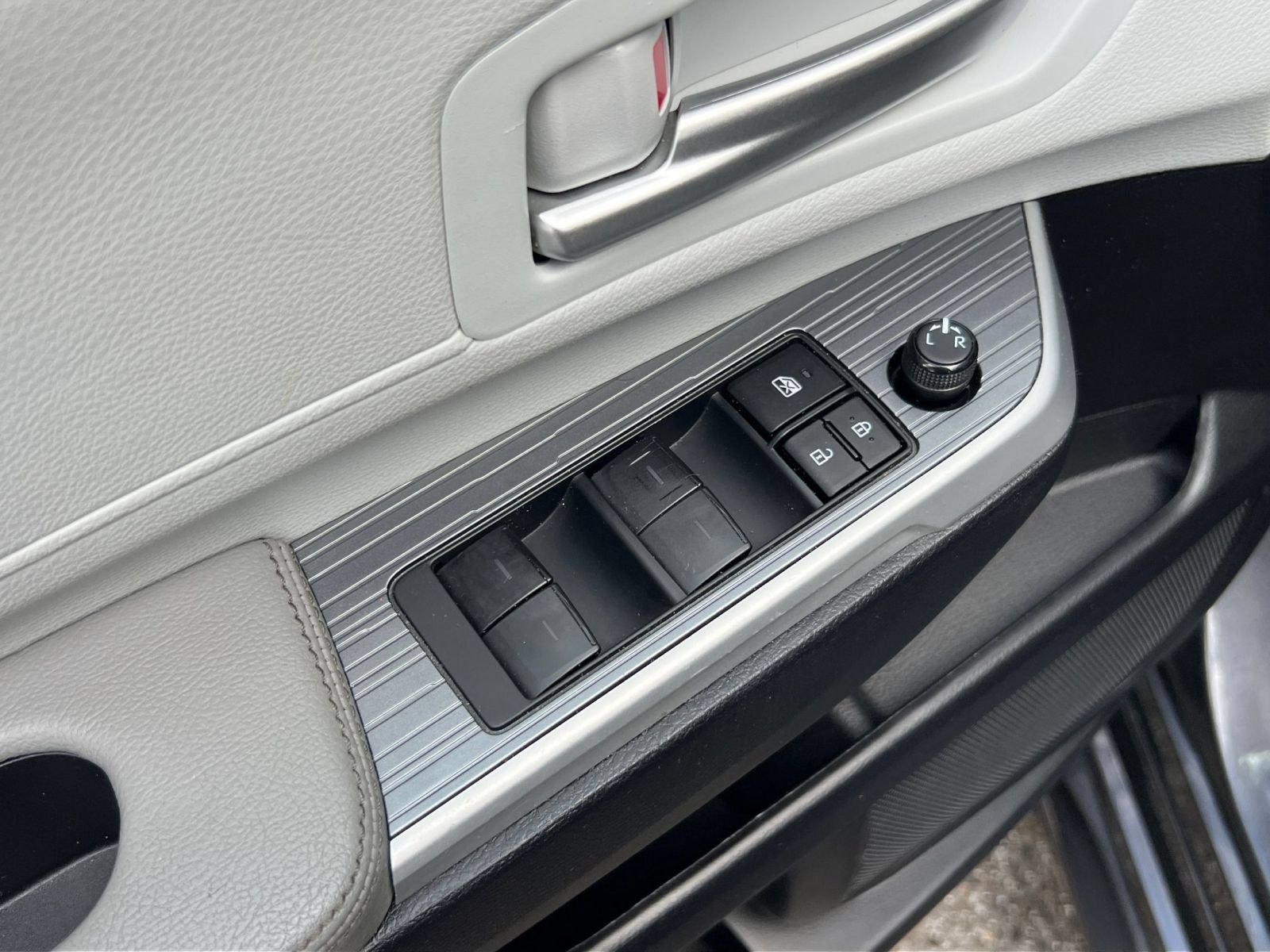 Used 2025 Toyota Sienna XLE FWD image 18