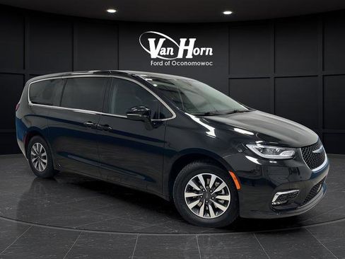 Used 2022 Chrysler Pacifica Touring-L FWD image 1
