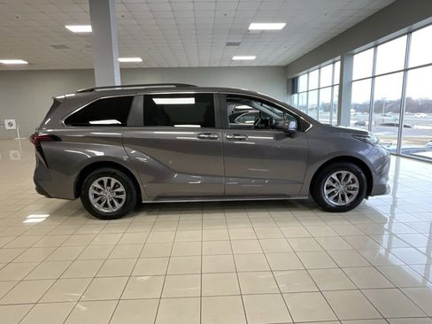Used 2023 Toyota Sienna XLE image 7