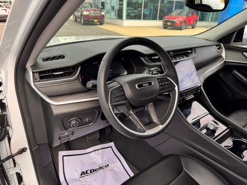 Used 2024 Jeep Grand Cherokee Limited AWD/4WD image 9