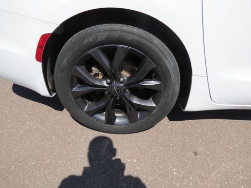 Used 2020 Chrysler Pacifica Touring w/ S Appearance Package image 9