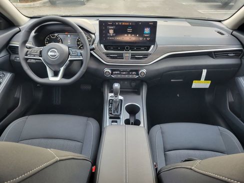 Used 2025 Nissan Altima 2.5 SV w/ SV Premium Package image 9