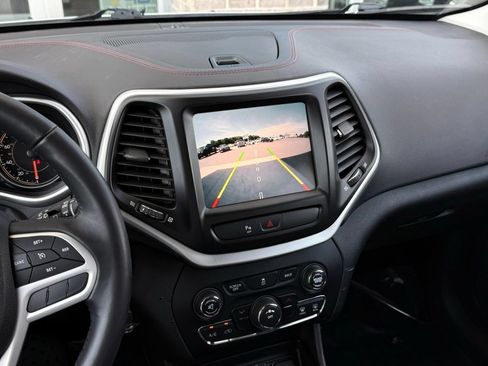 Used 2017 Jeep Cherokee Trailhawk AWD/4WD image 36
