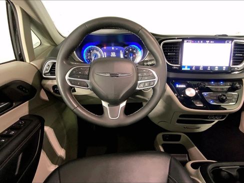 Used 2024 Chrysler Pacifica Touring-L FWD image 5