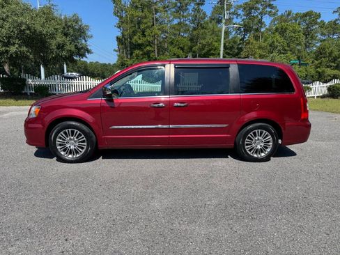 Used 2013 Chrysler Town & Country Touring-L w/ Entertainment Group #2 FWD image 4