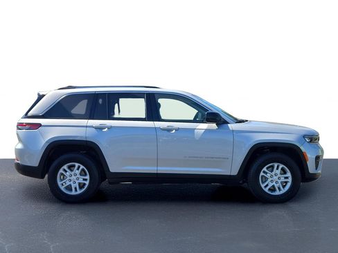 Used 2023 Jeep Grand Cherokee Laredo image 6