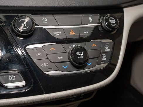 Used 2017 Chrysler Pacifica Touring image 14