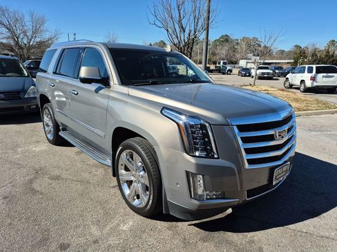 Used 2017 Cadillac Escalade Premium Luxury image 2