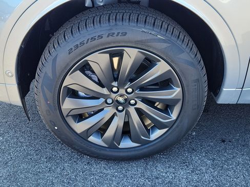 Certified 2025 Land Rover Discovery Sport S image 9