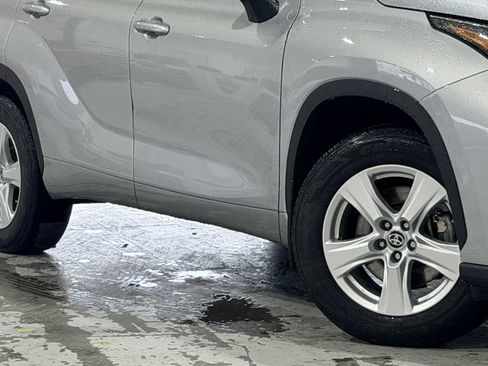 Used 2024 Toyota Highlander LE AWD/4WD image 11