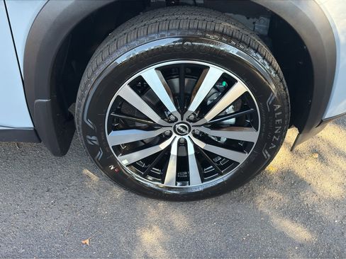 New 2025 Nissan Pathfinder Platinum image 9