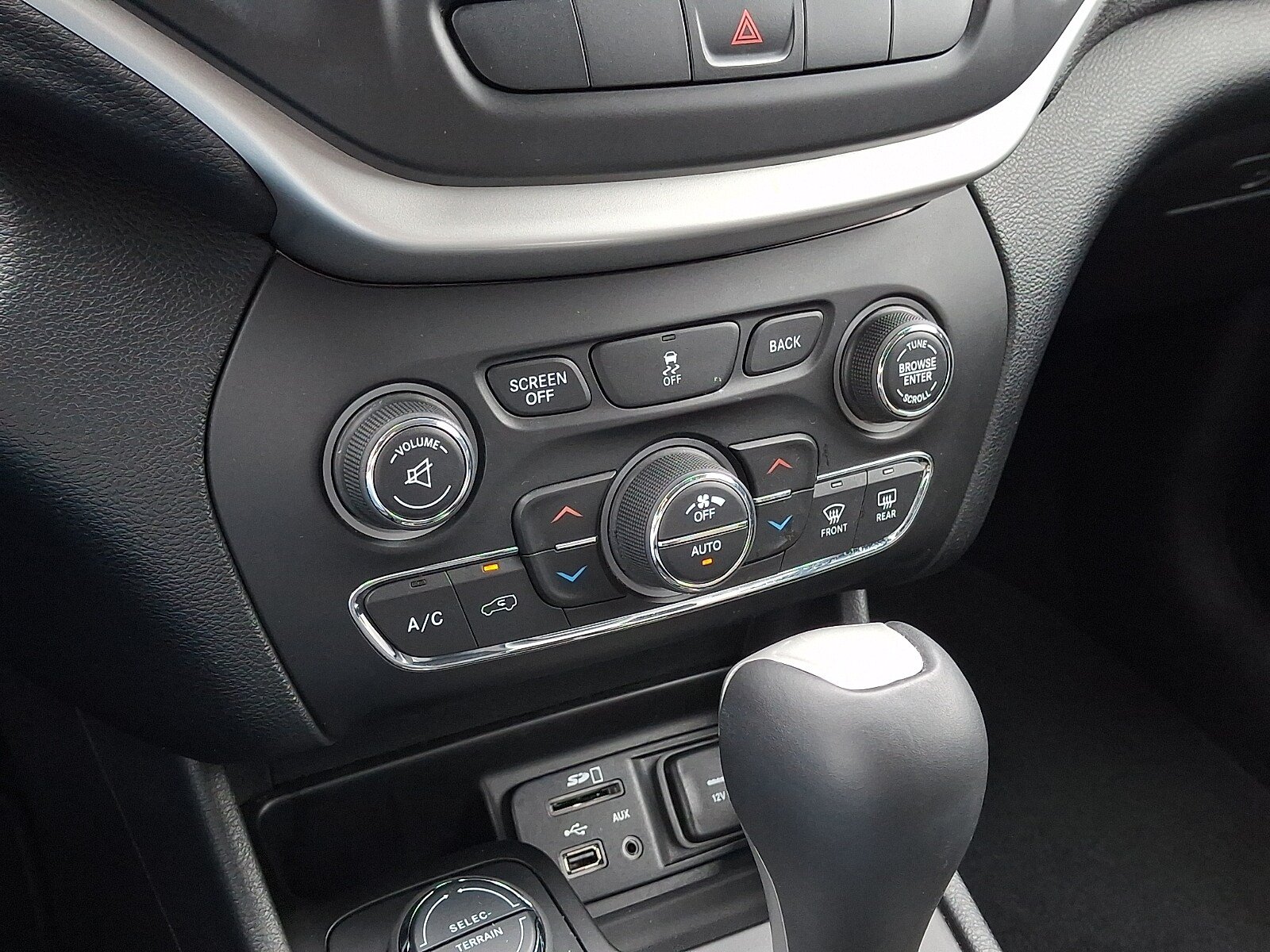 Used 2014 Jeep Cherokee Limited w/ Luxury Group AWD/4WD image 17