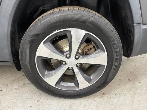 Used 2019 Jeep Cherokee Limited AWD/4WD image 29