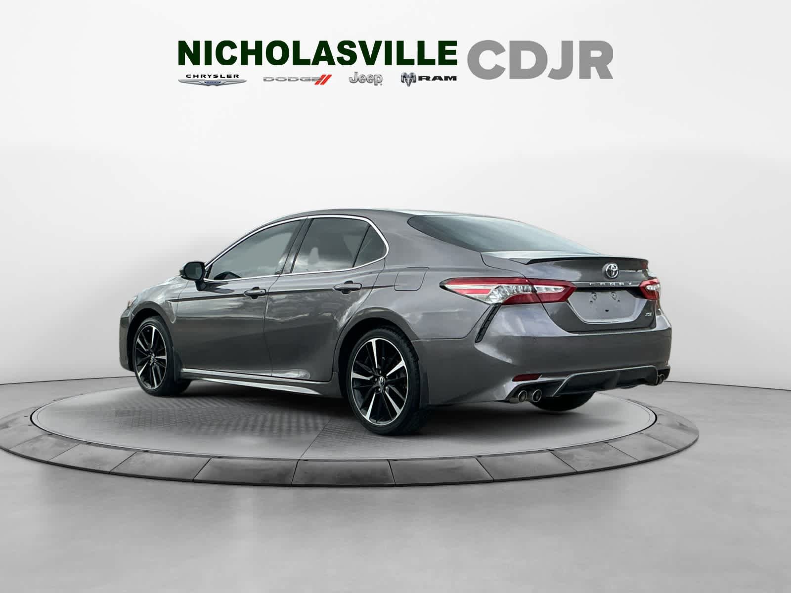 Used 2018 Toyota Camry XSE FWD image 3