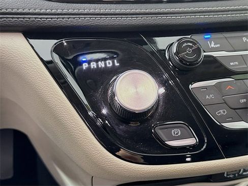 Used 2024 Chrysler Pacifica Select image 18