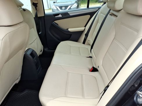Used 2017 Volkswagen Jetta SE FWD image 9