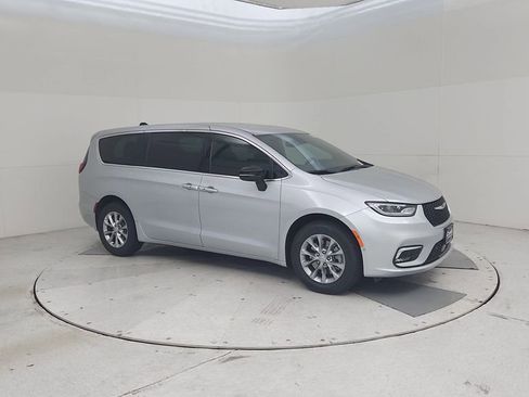 New 2026 Chrysler Pacifica Select image 2