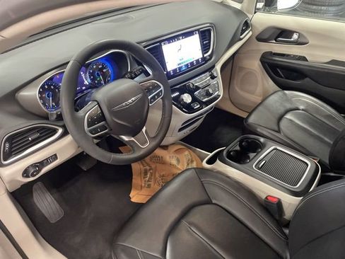 Used 2024 Chrysler Pacifica Touring-L image 7