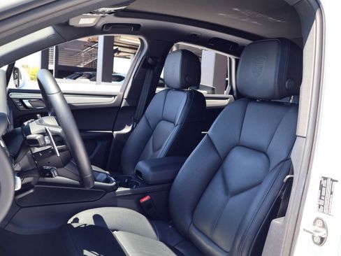 Certified 2026 Porsche Macan AWD/4WD image 5