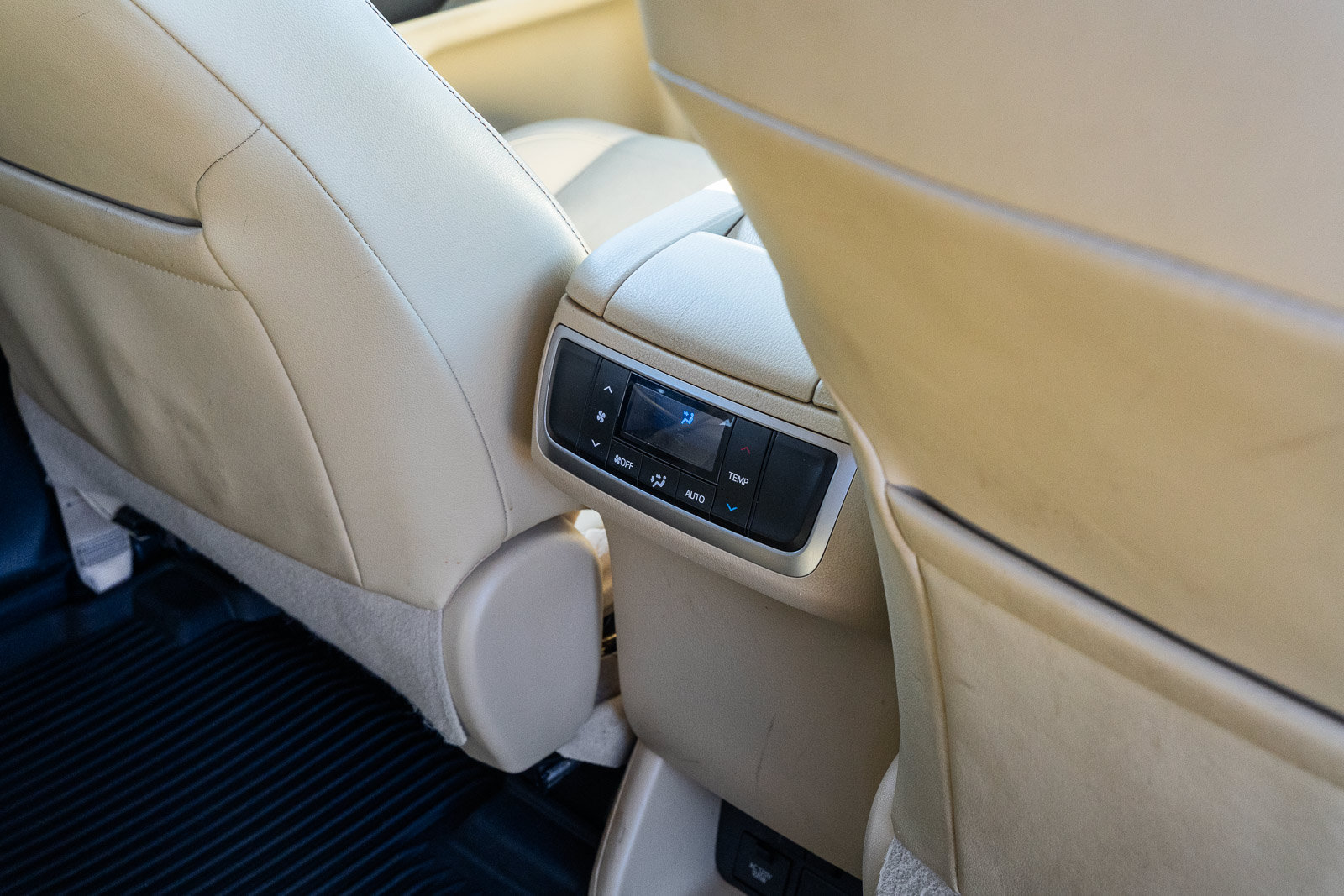 Used 2019 Toyota Highlander XLE FWD image 16