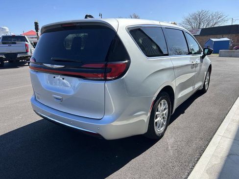 Used 2024 Chrysler Pacifica Touring-L image 4