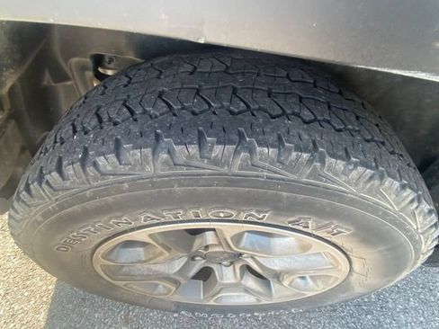 Used 2022 Jeep Cherokee Trailhawk w/ Comfort/Convenience Group AWD/4WD image 11