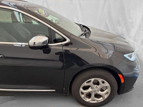 Used 2021 Chrysler Pacifica Limited w/ Uconnect Theater Family Group AWD/4WD image 9