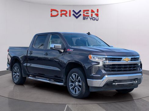 Used 2022 Chevrolet Silverado 1500 LT w/ Z71 Off-Road Package AWD/4WD image 7